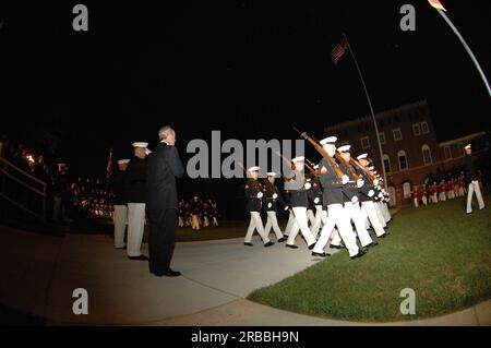 Minister Dirk Kempthorne besucht die Marine Barracks in Washington, D.C., um die Abendparade des Marine Corps zu besichtigen, Kommentare abzugeben und den Empfang an diesem Ort, einem nationalen historischen Wahrzeichen, zu besuchen Stockfoto