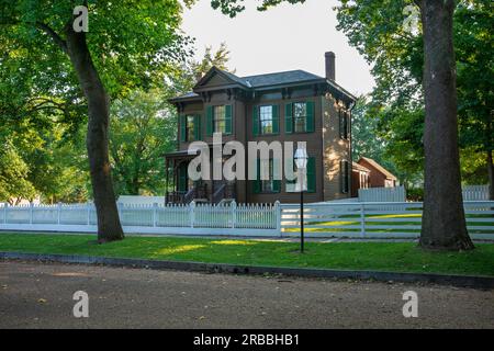 Altes braunes viktorianisches Haus im Lincoln Home Historical District in Springfield, Illinois Stockfoto