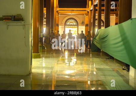 8. Juli 2023. Eople beten, Al-Koran lesen, plaudern, in der Sunan-Moschee in Surabaya schlafen. Stockfoto