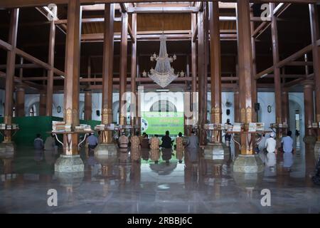 8. Juli 2023. Eople beten, Al-Koran lesen, plaudern, in der Sunan-Moschee in Surabaya schlafen. Stockfoto