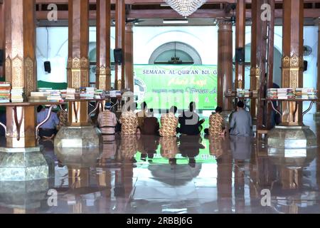 8. Juli 2023. Eople beten, Al-Koran lesen, plaudern, in der Sunan-Moschee in Surabaya schlafen. Stockfoto