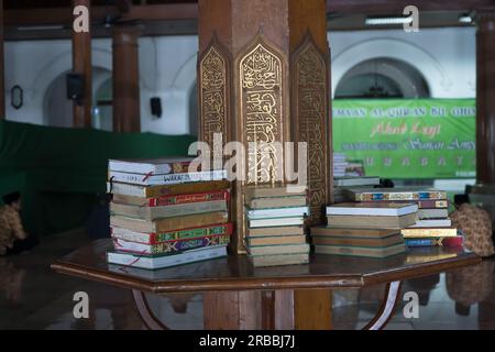 8. Juli 2023. Eople beten, Al-Koran lesen, plaudern, in der Sunan-Moschee in Surabaya schlafen. Stockfoto