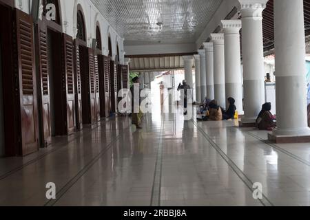 8. Juli 2023. Eople beten, Al-Koran lesen, plaudern, in der Sunan-Moschee in Surabaya schlafen. Stockfoto