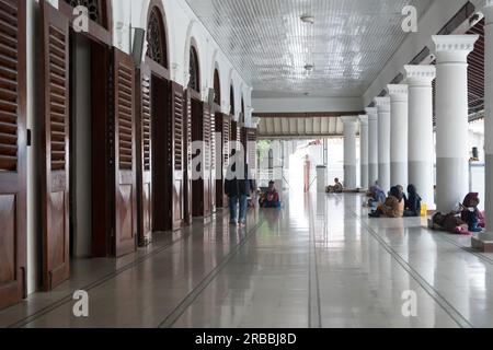 8. Juli 2023. Eople beten, Al-Koran lesen, plaudern, in der Sunan-Moschee in Surabaya schlafen. Stockfoto