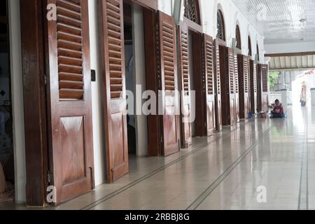 8. Juli 2023. Eople beten, Al-Koran lesen, plaudern, in der Sunan-Moschee in Surabaya schlafen. Stockfoto