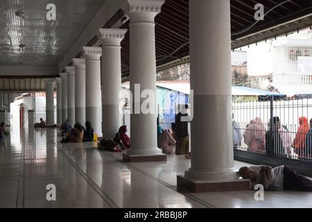 8. Juli 2023. Eople beten, Al-Koran lesen, plaudern, in der Sunan-Moschee in Surabaya schlafen. Stockfoto