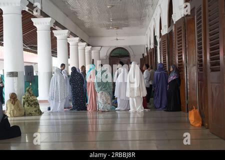 8. Juli 2023. Eople beten, Al-Koran lesen, plaudern, in der Sunan-Moschee in Surabaya schlafen. Stockfoto