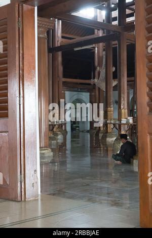 8. Juli 2023. Eople beten, Al-Koran lesen, plaudern, in der Sunan-Moschee in Surabaya schlafen. Stockfoto