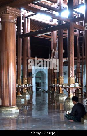 8. Juli 2023. Eople beten, Al-Koran lesen, plaudern, in der Sunan-Moschee in Surabaya schlafen. Stockfoto