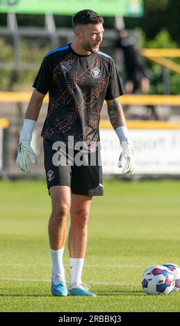 Southport, Merseyside, England, 7. Juli 2023. Der Torwart von Blackpool Richard O'Donnell wärmt sich vor dem Anstoß auf, während der Southport Football Club V Blackpool Football Club in der Haig Avenue in einer Vorsaison-freundlichen Atmosphäre stattfindet. (Bild: ©Cody Froggatt/Alamy Live News) Stockfoto