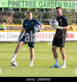 Southport, Merseyside, England, 7. Juli 2023. Blackpool Torwart Richard O'Donnell und Torhüter Steve Banks stehen während der Warm-ups vor dem Anpfiff im Southport Football Club V Blackpool Football Club in Haig Avenue in einer Vorsaison-freundlichen Atmosphäre zusammen. (Bild: ©Cody Froggatt/Alamy Live News) Stockfoto