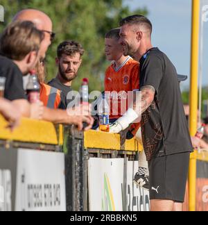 Southport, Merseyside, England, 7. Juli 2023. Der Torwart von Blackpool, Richard O'Donnell, posiert vor dem Anpfiff im Southport Football Club V Blackpool Football Club in der Haig Avenue mit seinen Fans. (Bild: ©Cody Froggatt/Alamy Live News) Stockfoto