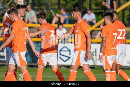 Southport, Merseyside, England, 7. Juli 2023. Blackpool feiert das Tor von Brad Holmes im Southport Football Club V Blackpool Football Club auf der Haig Avenue in einer Vorsaison. (Bild: ©Cody Froggatt/Alamy Live News) Stockfoto