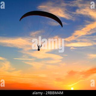 Hang Glider bei Sonnenuntergang, Silhouette, The Wash, Hunstanton, Norfolk, England, Großbritannien Stockfoto