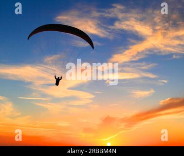 Hang Glider bei Sonnenuntergang, Silhouette, The Wash, Hunstanton, Norfolk, England, Großbritannien Stockfoto