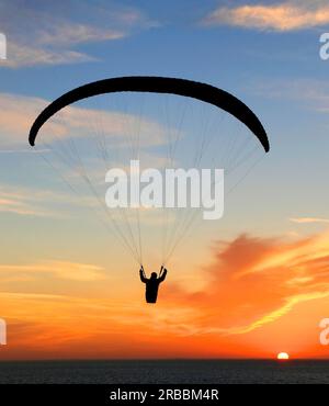 Hang Glider bei Sonnenuntergang, Silhouette, The Wash, Hunstanton, Norfolk, England, Großbritannien Stockfoto