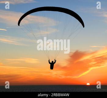 Hang Glider bei Sonnenuntergang, Silhouette, The Wash, Hunstanton, Norfolk, England, Großbritannien Stockfoto