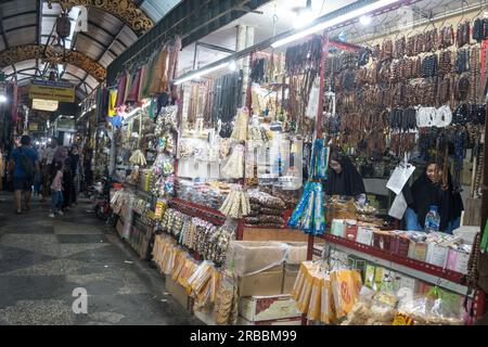 Juli 8. Marktleute verkaufen Datteln und verschiedene Kichererbsen in der Nähe der Sunan Proample Moschee in Surabaya, Indonesien. Stockfoto
