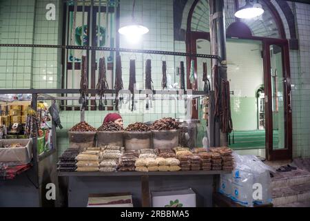 Juli 8. Marktleute verkaufen Datteln und verschiedene Kichererbsen in der Nähe der Sunan Proample Moschee in Surabaya, Indonesien. Stockfoto