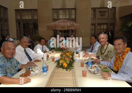 Sekretär Dirk Kempthorne mit Gruppe einschließlich Resident Representative in den USA von den Nördlichen Marianen, Pedro Tenorio ganz links; American Samoa Lieutenant Governor Faoa Aitofele SUNIA Zweiter von links am Tisch; Palau-Präsident Tommy Remengesau, Jr. Dritter von links; Direktor des Innenministeriums für Insulare Angelegenheiten Nikolao Pula vierte von links; Marshall-Inseln-Präsident Kessai Note 5 von links; Guam-Gouverneur Felix Camacho ganz rechts, 5/09/2007 Stockfoto