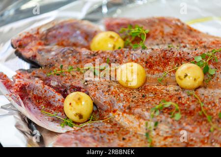 Traditioneller Sardellenfisch (Pomatomus saltador), der im Ofen gebacken werden kann Stockfoto