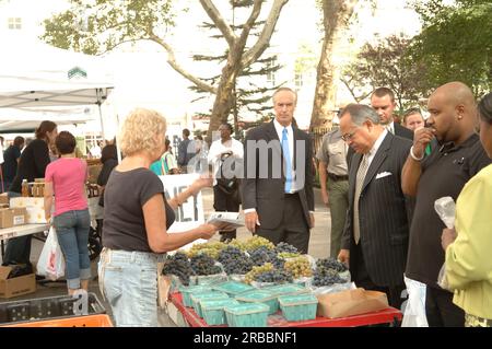 Minister Dirk Kempthorne und Helfer in New York City, New York, für die Tour, Teilnahme an der Einweihung der neuen Gedenkstätte am African Grabstätte National Monument Stockfoto