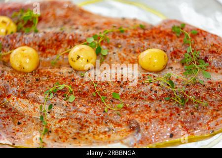 Traditioneller Sardellenfisch (Pomatomus saltador), der im Ofen gebacken werden kann Stockfoto