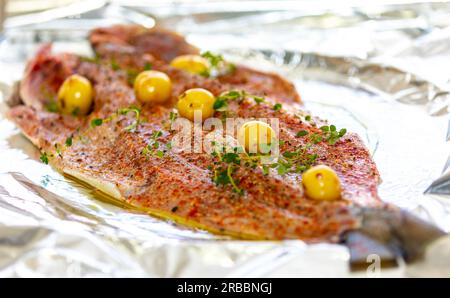 Traditioneller Sardellenfisch (Pomatomus saltador), der im Ofen gebacken werden kann Stockfoto