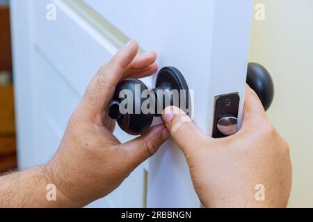 Arbeiter hat Schloss erfolgreich an der neuen Innentür montiert. Stockfoto