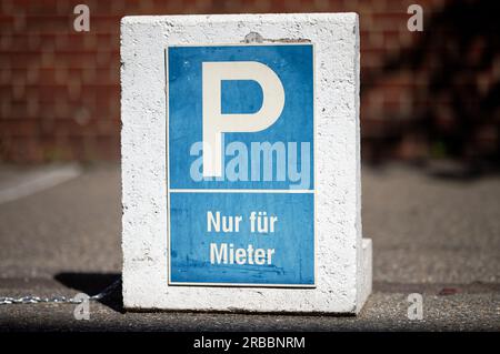 Weiß-blaues Schild mit deutscher Schrift - Parkplatz nur für Mieter. Stockfoto