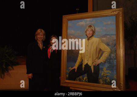 Abschiedsversammlung im Innenministerium für Sekretärin Gale Norton, mit Vorträgen von leitenden Beamten des Innenministeriums und der Enthüllung des offiziellen gemalten Porträts von Norton Stockfoto