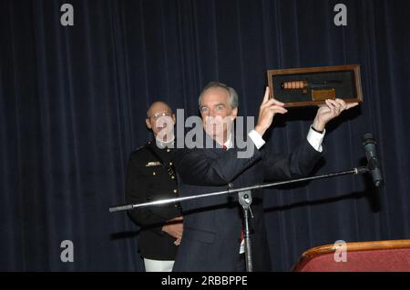 Minister Dirk Kempthorne besucht die Marine Barracks in Washington, D.C., um die Abendparade des Marine Corps zu besichtigen, Kommentare abzugeben und den Empfang an diesem Ort, einem nationalen historischen Wahrzeichen, zu besuchen Stockfoto