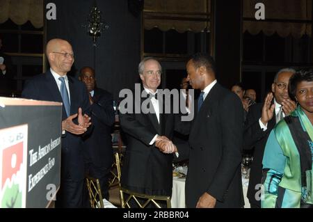 Spendensammlungsgala für den African American Experience Fund (AAEF) der National Park Foundation im Rainbow Room im Rockefeller Center, New York City, New York, wo Minister Dirk Kempthorne der ehemaligen US-Regierung beitrat Botschafter bei den Vereinten Nationen und Bürgerrechtsführer Andrew Young, ehemaliger stellvertretender Arbeitsminister und Pionier der Little-Rock-Schulintegration Ernest Green, Vizepräsidentin der Coca-Cola Company Ingrid Saunders Jones, Nachrichtenkorrespondent und Moderator Gwen Ifill, Und der Vorsitzende des AAEF Kuratoriums Robert Harris unter den Würdenträgern Stockfoto