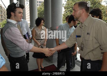 Minister Dirk Kempthorne und Helfer von Popmusikstars, den Jonas Brothers - Kevin, Joe und Nick - für die Arbeit am PSA-Video (Public Service Announcement), aufgenommen im Weißen Haus South Lawn, um die Kampagne „Get Outdoors, IT's Your“ zu fördern Stockfoto