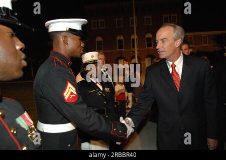 Minister Dirk Kempthorne besucht die Marine Barracks in Washington, D.C., um die Abendparade des Marine Corps zu besichtigen, Kommentare abzugeben und den Empfang an diesem Ort, einem nationalen historischen Wahrzeichen, zu besuchen Stockfoto