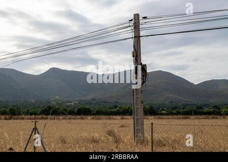 Palma de Mallorca Road Trip, Insellandschaften mit Blick vom Auto. Elektrokabel auf Nebenstraßen. Besuch von Palma de Maiorca mit dem Auto. Transport. Stockfoto