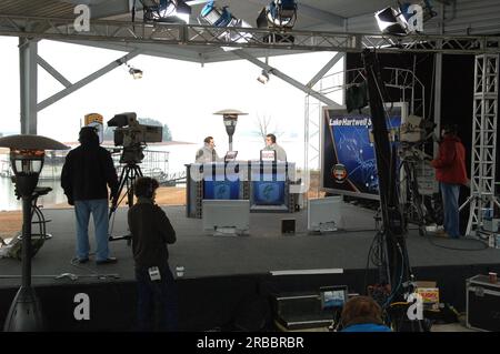Teil der Mike and Mike Show von ESPN Radio, die gemeinsam von Mike Greenberg und Mike Golic beim Bassmasters Classic Professional Fishing Turnier in Greenville, South Carolina, ausgerichtet wird, mit Gastauftritt von Minister Dirk Kempthorne Stockfoto