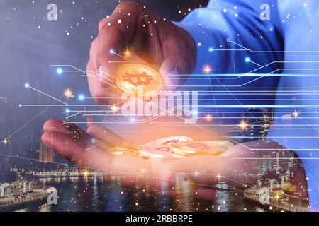 Mehrfachbelichtung des Geschäftsmannes mit Bitcoins, Plänen und Nachtstädten Stockfoto
