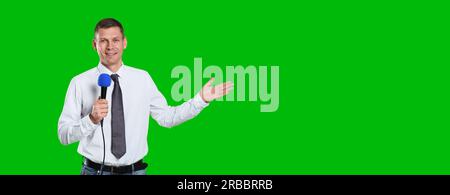 Chroma-Schlüssel-Komposition. Sender mit Mikrofon gegen grünen Bildschirm, Bannerdesign Stockfoto