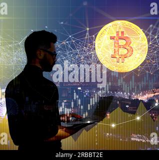 Mehrfachbelichtung von Bitcoin, Geschäftsmann, Grafiken, Plänen und nächtlicher Stadtlandschaft Stockfoto