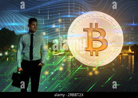 Mehrfachbelichtung von Bitcoin, Geschäftsmann, Plänen und nächtlicher Stadtlandschaft Stockfoto