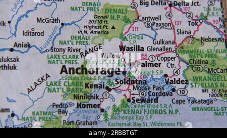 Nahaufnahme einer Karte der Gegend von Anchorage, Alaska von einem Straßenatlas Stockfoto