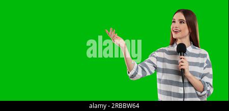 Chroma-Schlüssel-Komposition. Sender mit Mikrofon gegen grünen Bildschirm, Bannerdesign Stockfoto