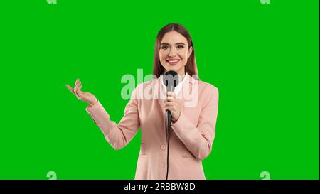 Chroma-Schlüssel-Komposition. Sender mit Mikrofon gegen grünen Bildschirm, Bannerdesign Stockfoto
