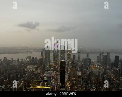 Luftaufnahme der Skyline von Manhattan vom Empire State Building an einem regnerischen Abend. Stockfoto