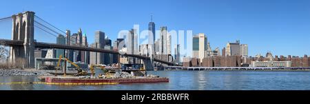 Panoramablick auf New York City mit Blick über den East River an der Brooklyn Bridge mit der Skyline von Lower Manhattan Stockfoto