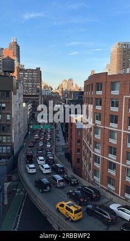 Blick aus der Vogelperspektive auf die geschäftigen Straßen der Stadt auf der Ostseite von Manhattan. Stockfoto