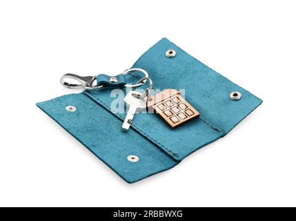 Eleganter Lederhalter mit isolierten Schlüsseln auf weiß Stockfoto