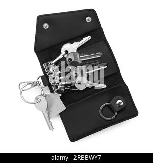 Eleganter Lederhalter mit isolierten Schlüsseln auf weiß, Draufsicht Stockfoto