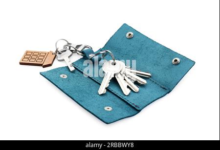 Eleganter Lederhalter mit isolierten Schlüsseln auf weiß Stockfoto